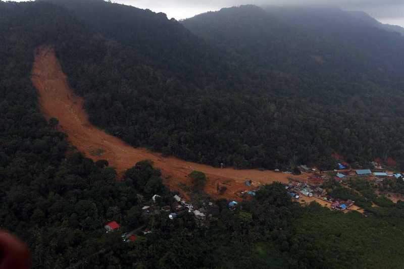 Kapolda Kepri pantau langsung evakuasi korban tanah longsor Natuna