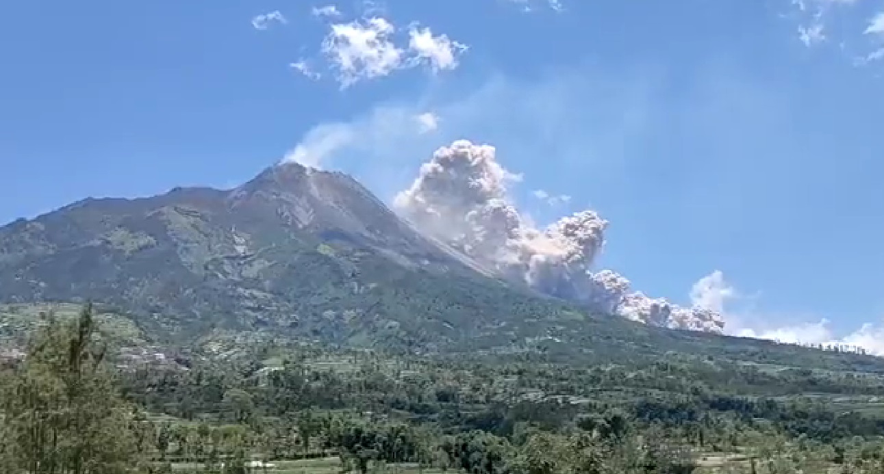 Gunung Merapi semburkan guguran awan panas, warga diimbau menjauhi daerah bahaya