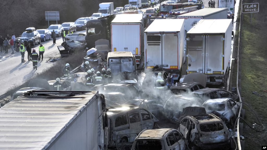Puluhan kendaraan tabrakan berantai, bertumpukan di jalan raya Hungaria