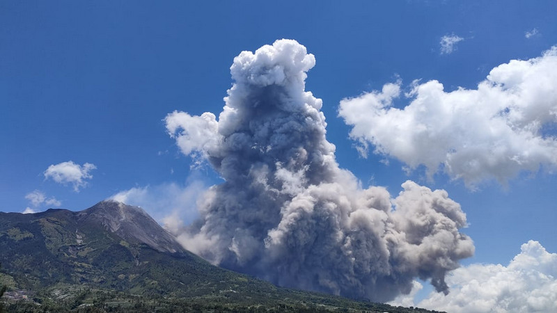 Gunung Merapi lontarkan awan panas guguran hingga 60 kali
