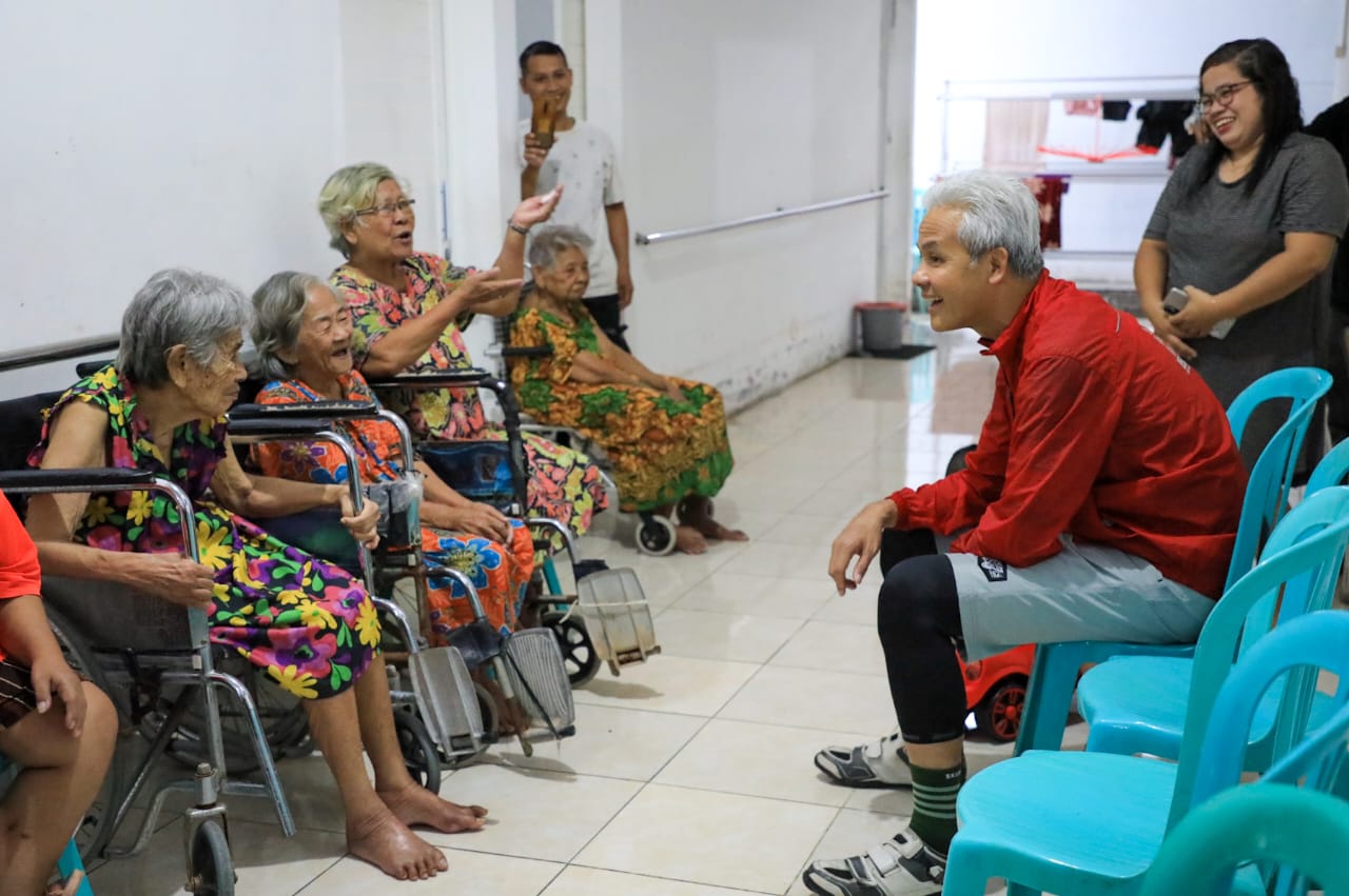 Gubernur Jateng manfaatkan ngabuburit serahkan bantuan sembako ke lansia