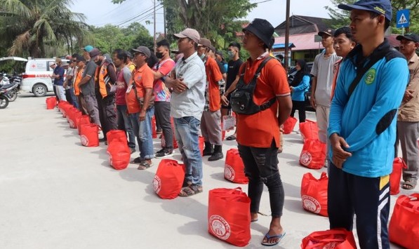 116 juru parkir dan petugas kebersihan di Tenggarong Kukar terima sembako