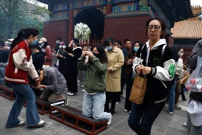Belasan juta sarjana di China resah jadi pengangguran,  pemuda padati kuil untuk berdoa