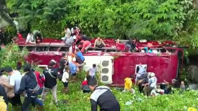 Korban tewas bus masuk jurang di Guci Tegal bertambah