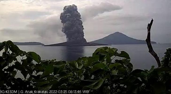 Semburan kedua Gunung Anak Krakatau terjadi pagi ini