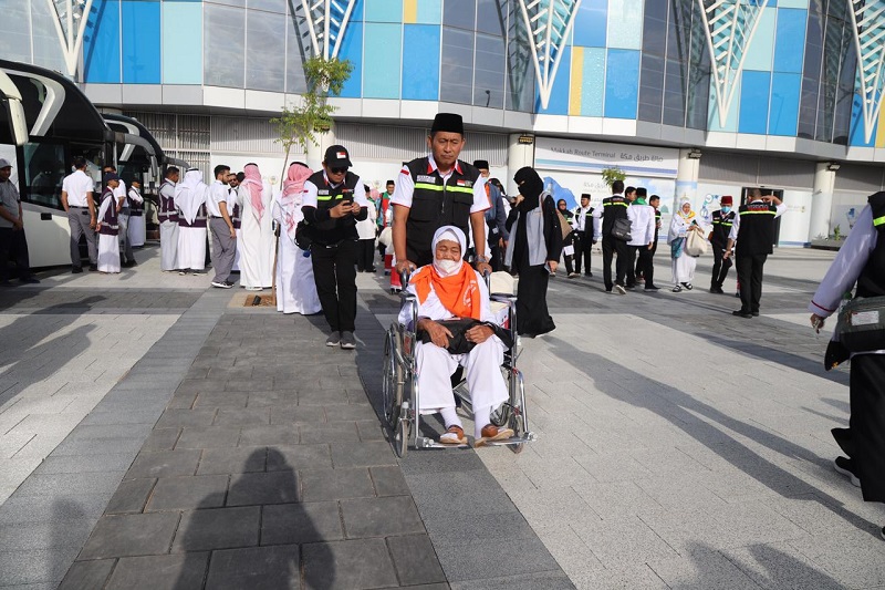 Kloter pertama jemaah haji tiba di Madinah, beberapa gunakan kursi roda