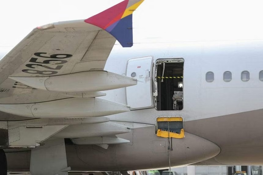 Pria buka pintu pesawat  saat terbang, alasannya sedang 'tidak nyaman'