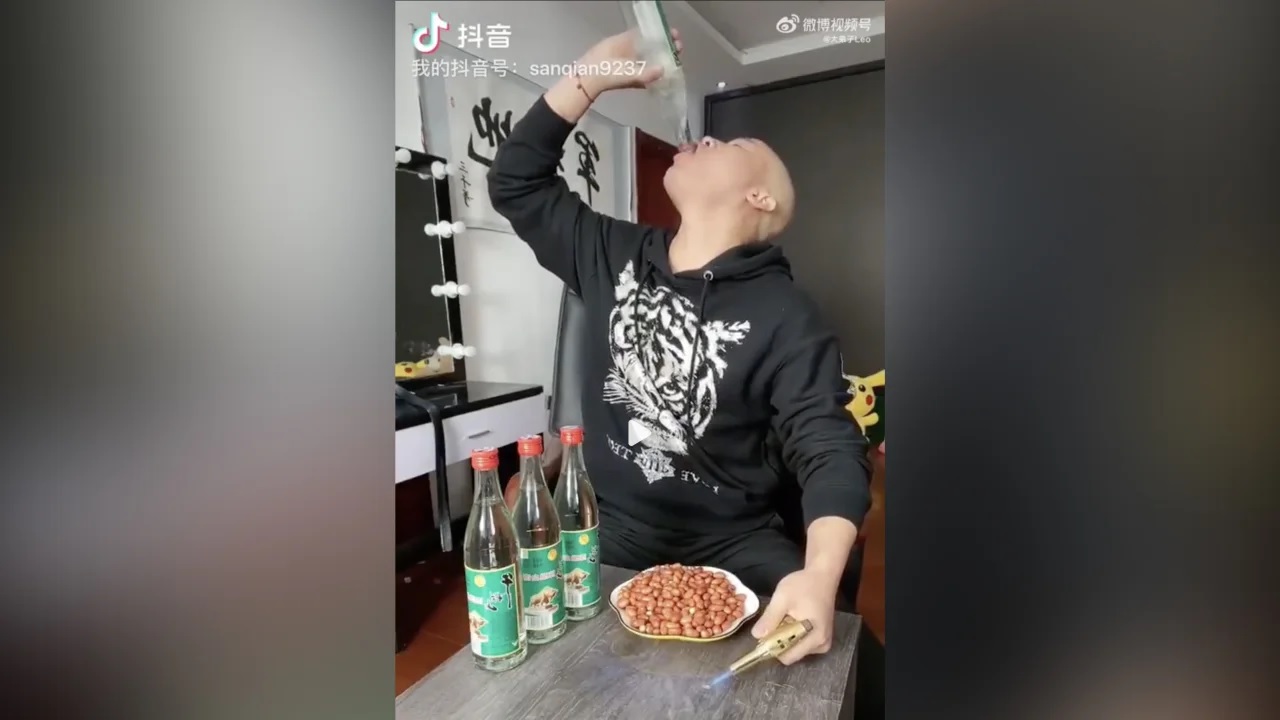 Influencer meninggal setelah live TikTok minum miras Cina Baijiu