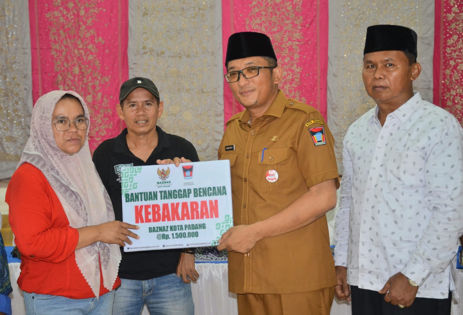 PKL dan warga korban kebakaran di Padang terima bantuan Rp1,5 juta