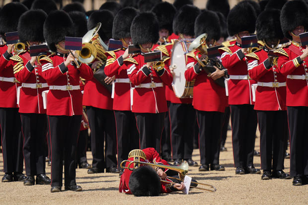 Pengawal Inggris pingsan saat Pangeran William menginspeksi parade militer