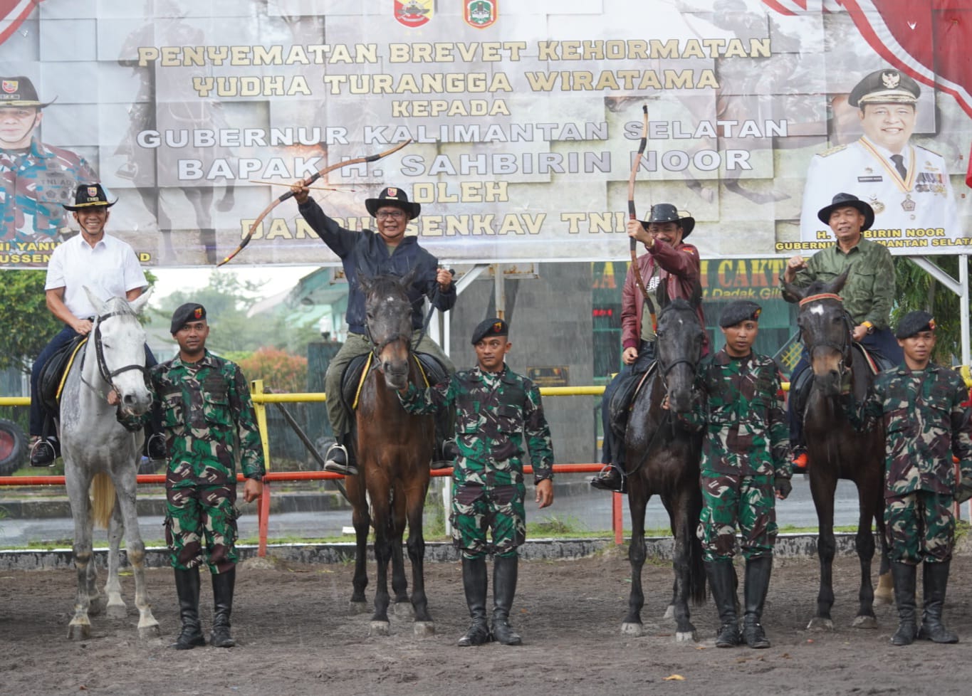 Paman Birin gubernur pertama raih penghargaan Brevet Kehormatan Berkuda dari TNI