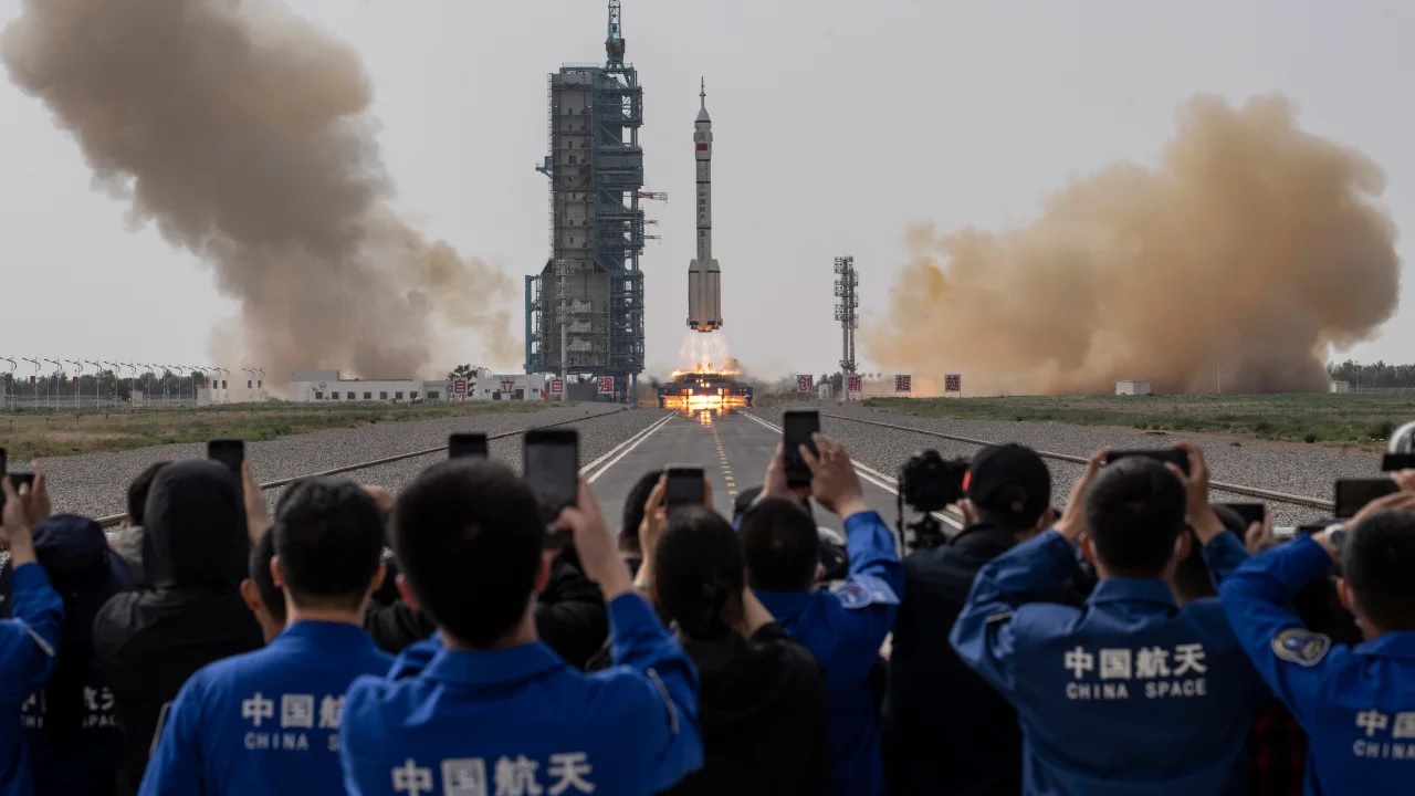 China berencana terbangkan dua roket berawak untuk mendarat di bulan