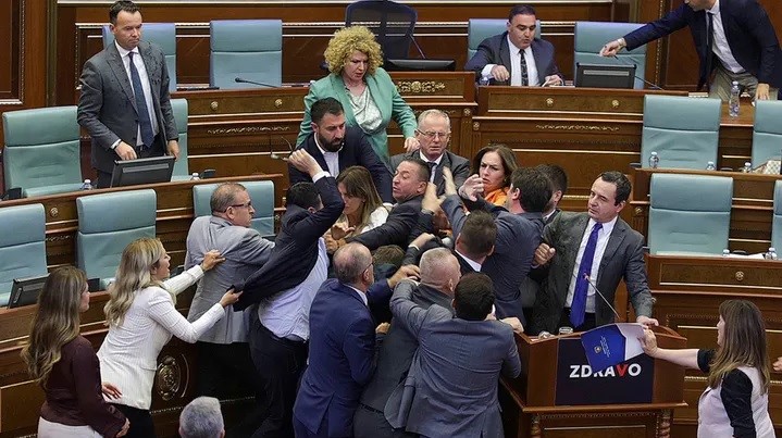Parlemen Kosovo rusuh, anggota parlemen siramkan air ke Perdana Menteri