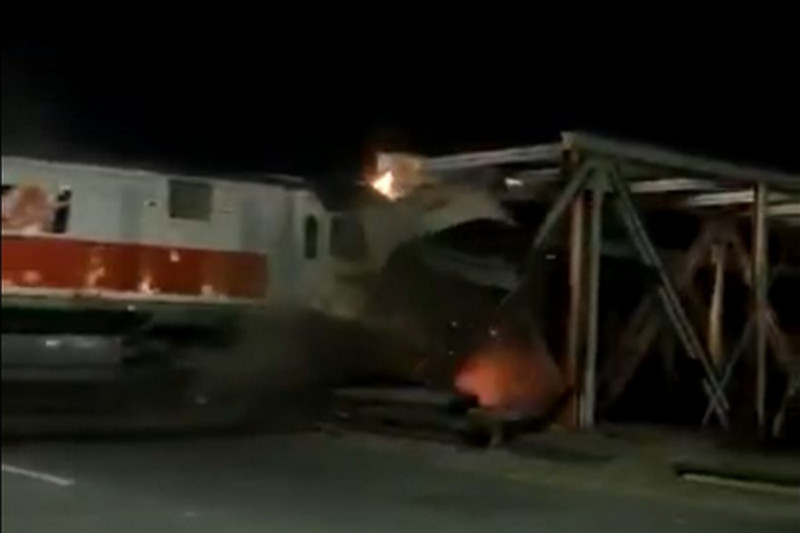 Truk terbakar buntut tertabrak KA Brantas di Semarang