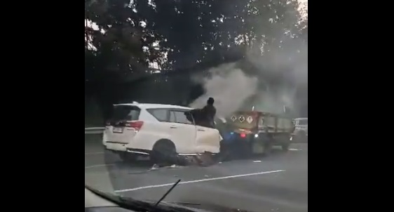 Innova kebakaran setelah bertabrakan dengan truk, pengemudi keluar lewat jendela