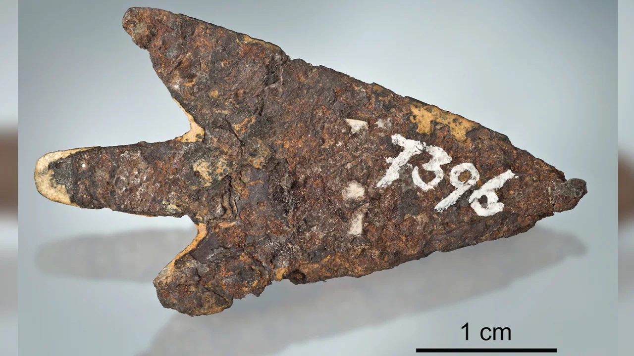 Mata panah terbuat dari meteorit 3.000 tahun silam ditemukan dekat danau di Eropa