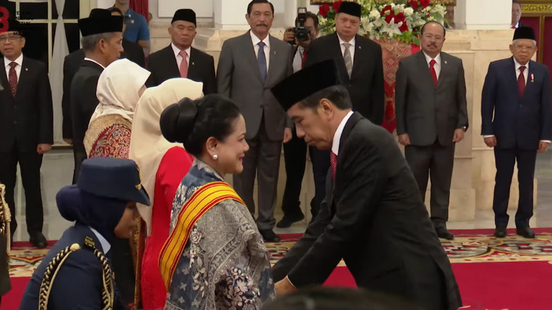 Jokowi serahkan Tanda Kehormatan kepada 18 penerima, termasuk istrinya