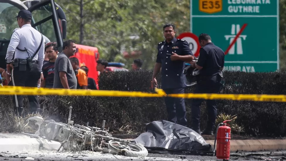 Jet pribadi jatuh di jalan raya Malaysia, 10 tewas