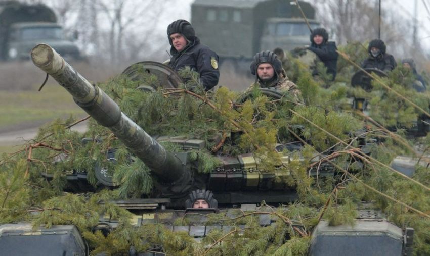 Kurang tentara, Ukraina kirim kakek 71 tahun latihan di NATO