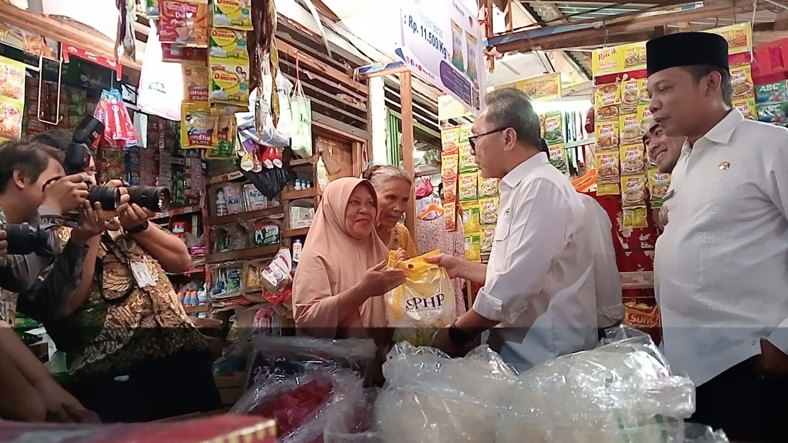 Zulkifli Hasan tinjau pasar di Pekanbaru: Harga bahan pokok cenderung stabil