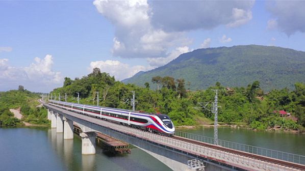 Kereta api baru China senilai US$6 miliar di Laos: Jebakan utang besar atau kesuksesan megaproyek?