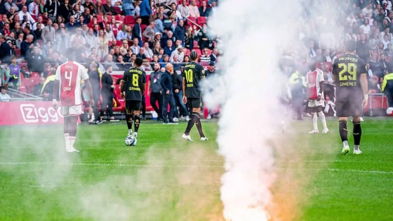 Arne Slot kesal laga Ajax vs Feyenoord dihentikan: Kami tidak puas