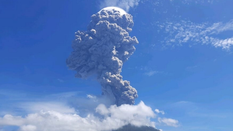 Gunung Ili Lewotolok erupsi, tinggi kolom hingga 2.123 mdpl