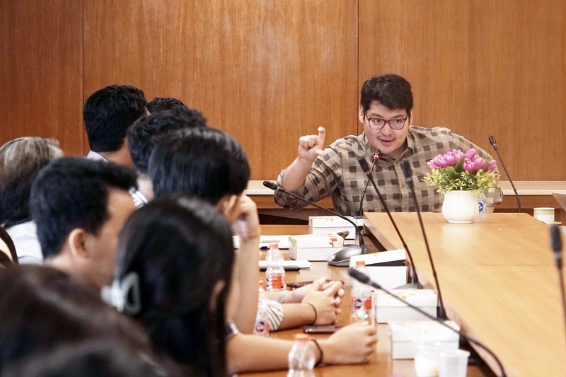 Ravindra pamer keberhasilan diplomasi parlemen kepada mahasiswa