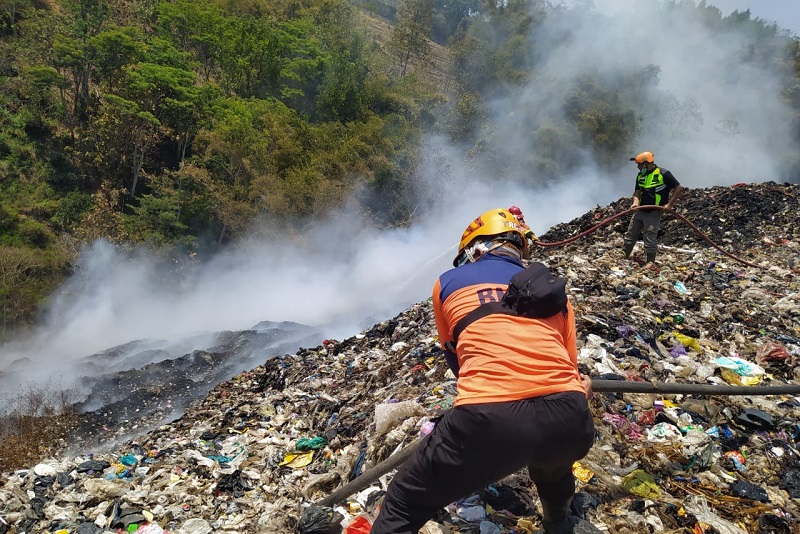 Kebakaran TPA: Potret buruknya pengelolaan sampah di Indonesia