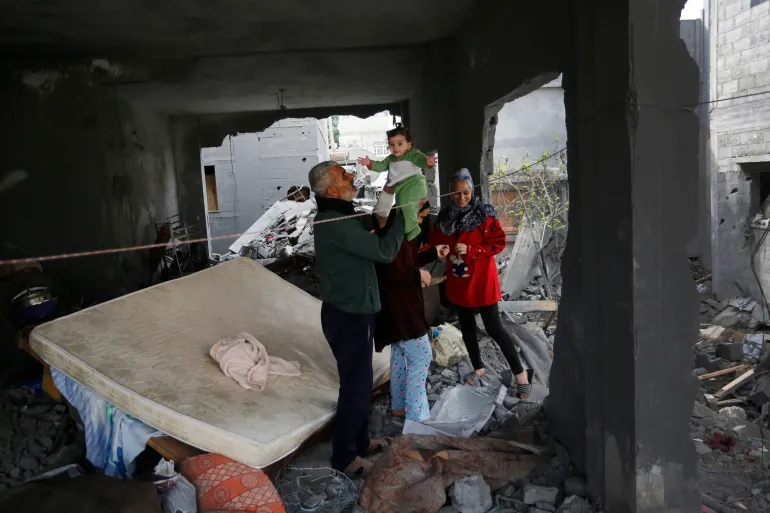 Mereka memilih tetap tinggal di rumah yang hancur dibom Israel 
