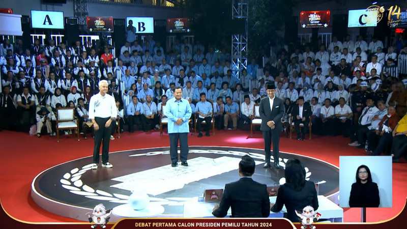 Debat capres 2024: Anies serang pemerintah, Prabowo bela Jokowi, Ganjar cerita safari