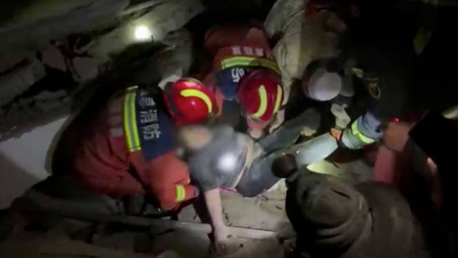 Korban tewas gempa tengah malam China tembus angka 100 jiwa 