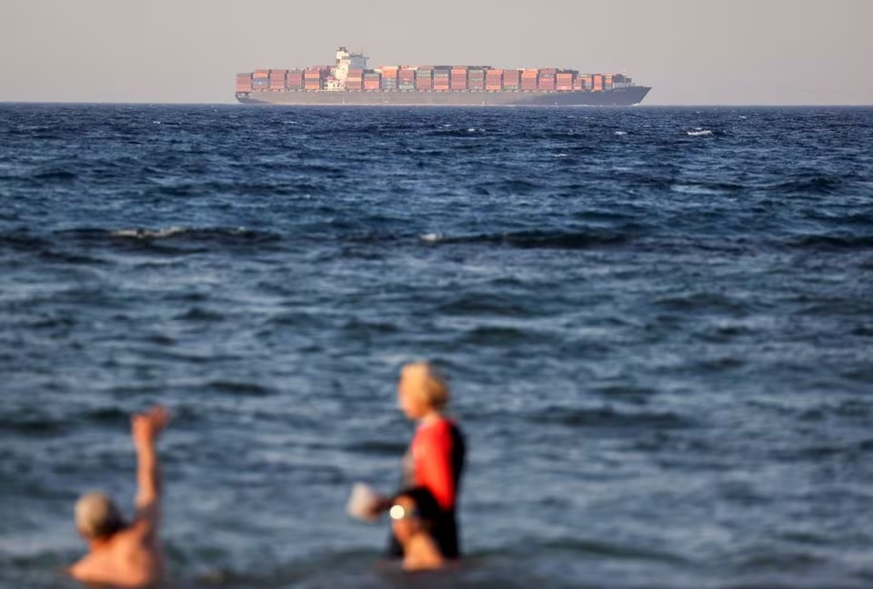 Hindari serangan Houthi, lebih 100 kapal kontainer putar haluan dari Terusan Suez