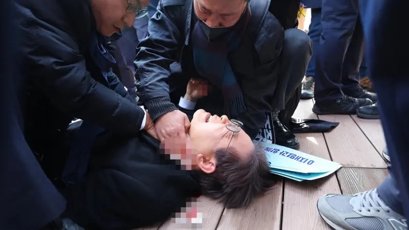 Risiko oposisi di Korea Selatan: Lee Jae-myung ditikam saat acara di Busan