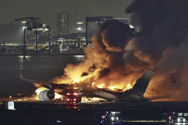 Pesawat meledak saat mendarat, semua penumpangnya selamat