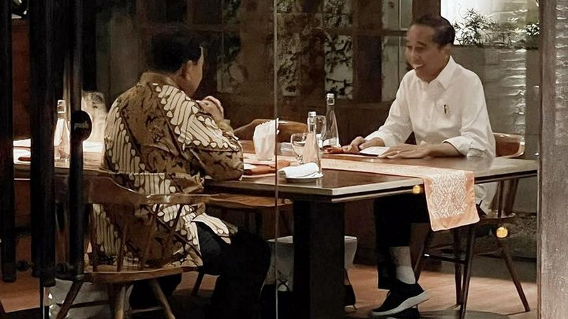 Dukungan Jokowi kepada Prabowo kian terang, apa motifnya?