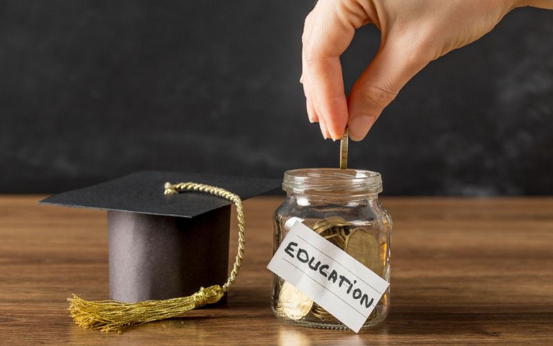 Biaya pendidikan tinggi dalam pusaran pinjol