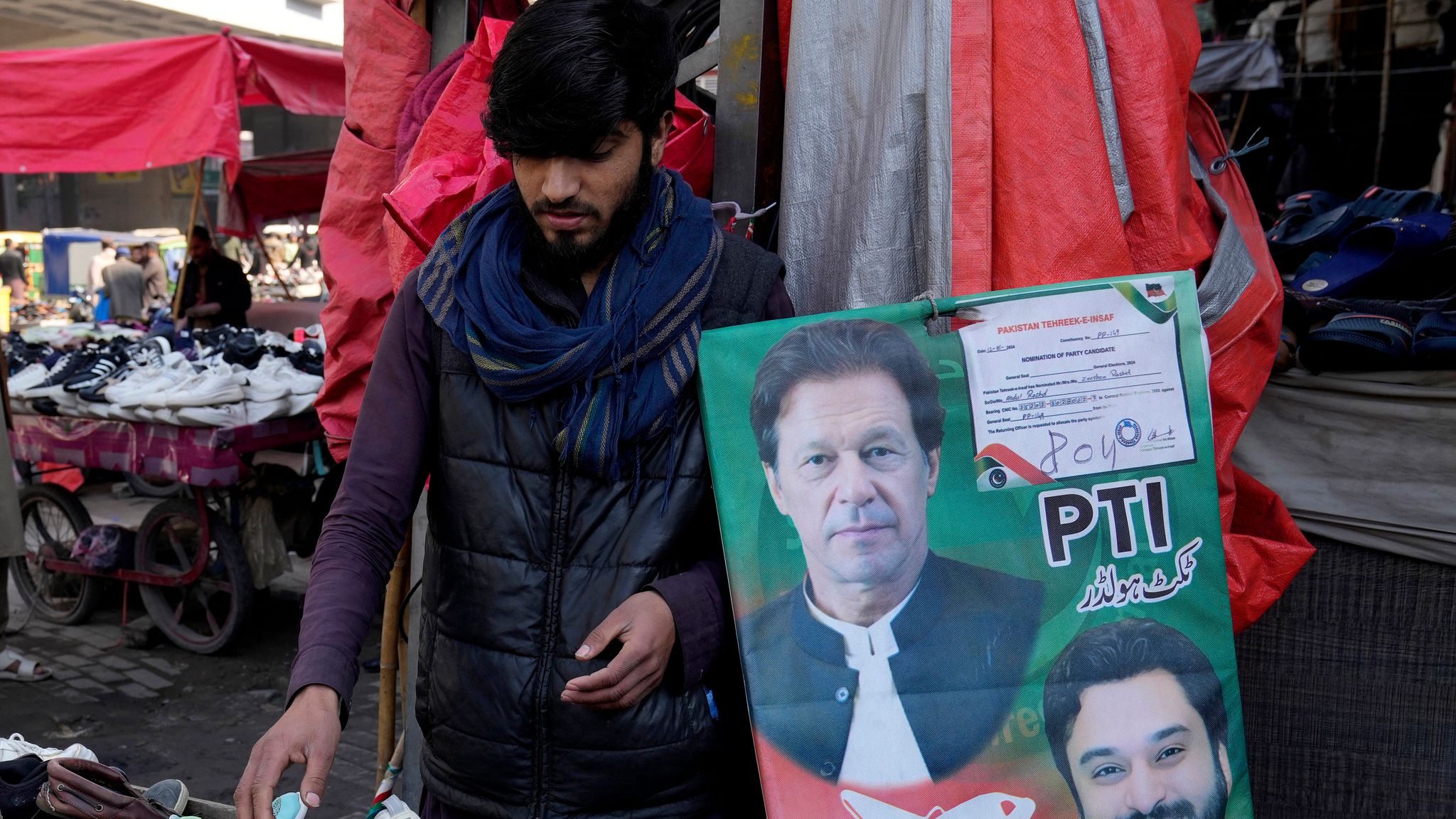 Pemilu Pakistan: Diiringi kemarahan massa, dinasti politik yang dianggap curang dikalahkan   