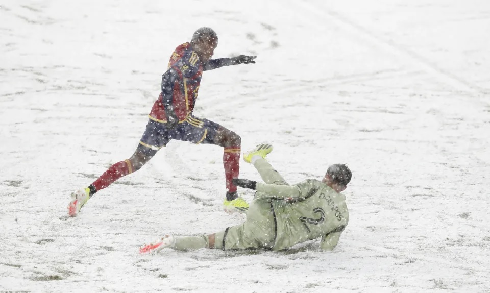 Gilanya pertandingan sepakbola di tengah badai salju 