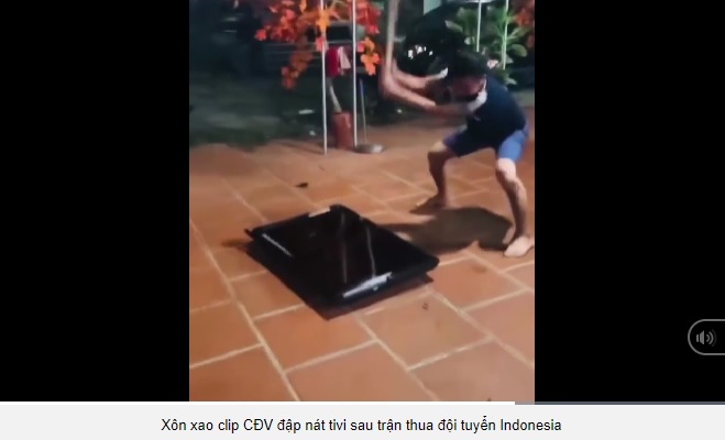 Suporter Vietnam ngamuk hancurkan televisi sambil sebut-sebut 