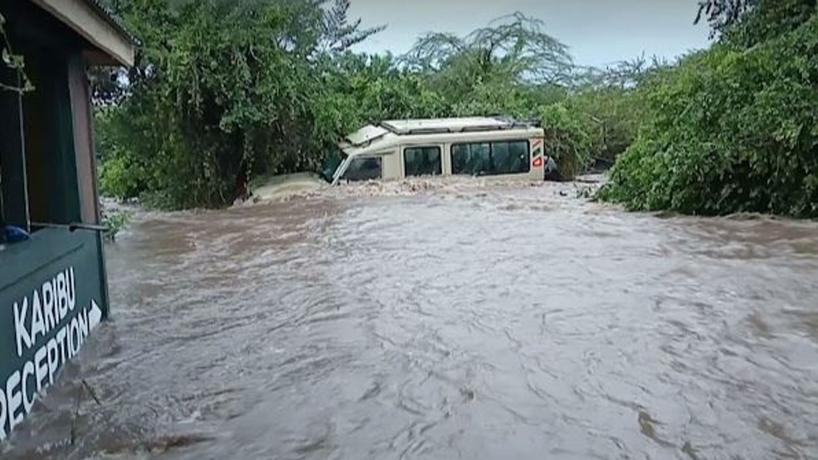 Kisah heroik pemandu wista ketika banjir besar di Kenya yang tewaskan ratusan orang