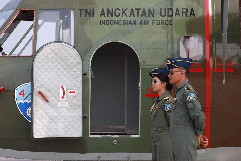 Personel TNI Angkatan Udara berdiri di depan pintu masuk pesawat NC 212i buatan PT. Dirgantara Indonesia, Desember 2023. /Foto Instagram @prabowo