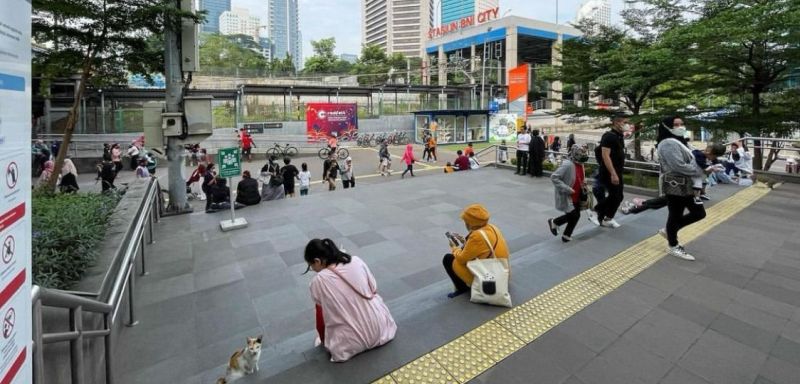 Beberapa warga Jakarta tengah beraktivitas di pedestrian kawasan Dukuh Atas, Jakarta, Kamis (22/2/2024). Alinea.id/Fery Darmawan