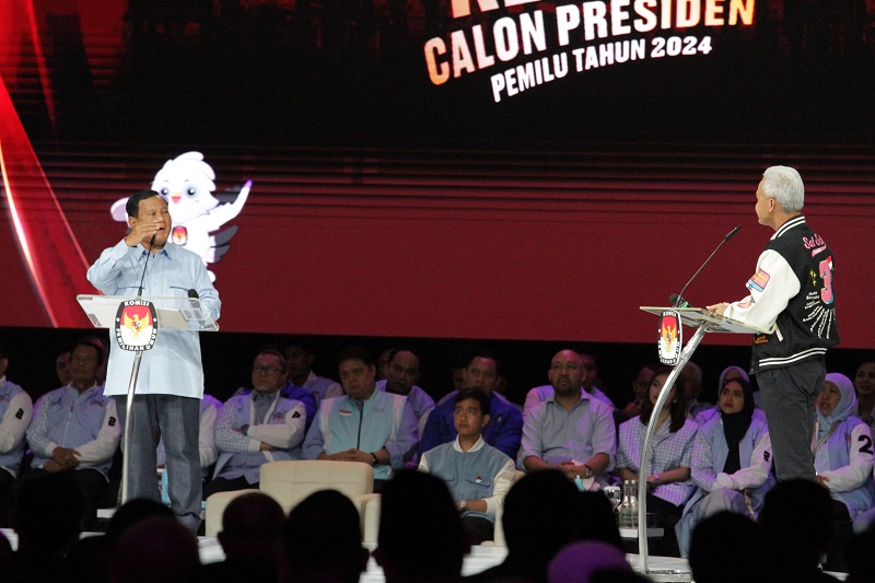 Calon presiden nomor urut 3 Ganjar Pranowo (kanan) beradu gagasan dengan calon presiden nomor urut 2 Prabowo Subianto di debat terakhir Pilpres 2024 di JCC Senayan, Jakarta Pusat, Ahad (4/2). Alinea.id/Faisal Adnan