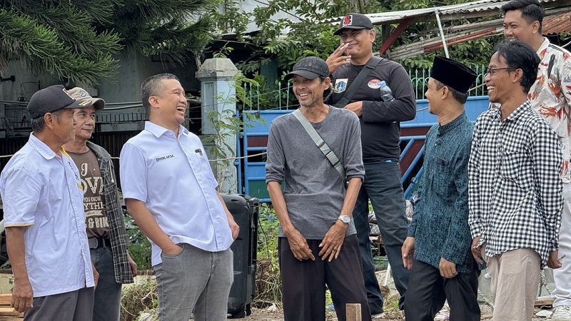 Caleg pendatang baru dari partai Golkar, Erwin Aksa (tengah, baju biru) berbincang dengan sejumlah warga di Jakarta, Februari 2024. /Foto Instagram @erwinaksa.id