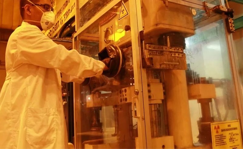 Seorang pranata nuklir melakukan pembuatan pelet dari serbuk uranium untuk dijadikan bahan bakar reaktor nuklir di kawasan Reaktor Nuklir Puspiptek, Serpong, Tangerang Selatan, Banten, Rabu (11/9/2019). /Foto Antara