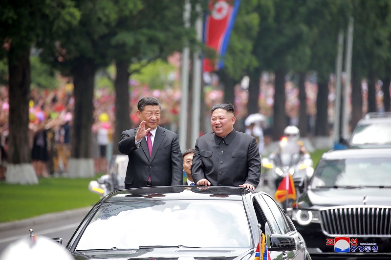 Pemimpin Korea Utara Kim Jong-un dan Presiden China Xi Jinping./KCNA via REUTERS