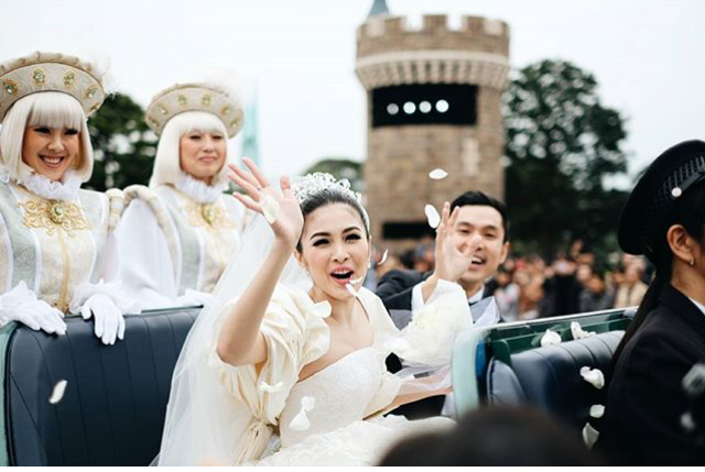 Selebriti Sandra Dewi dan pasangannya digelar di Disneyland dengan menghabiskan biaya hingga miliaran rupiah./Bridestory