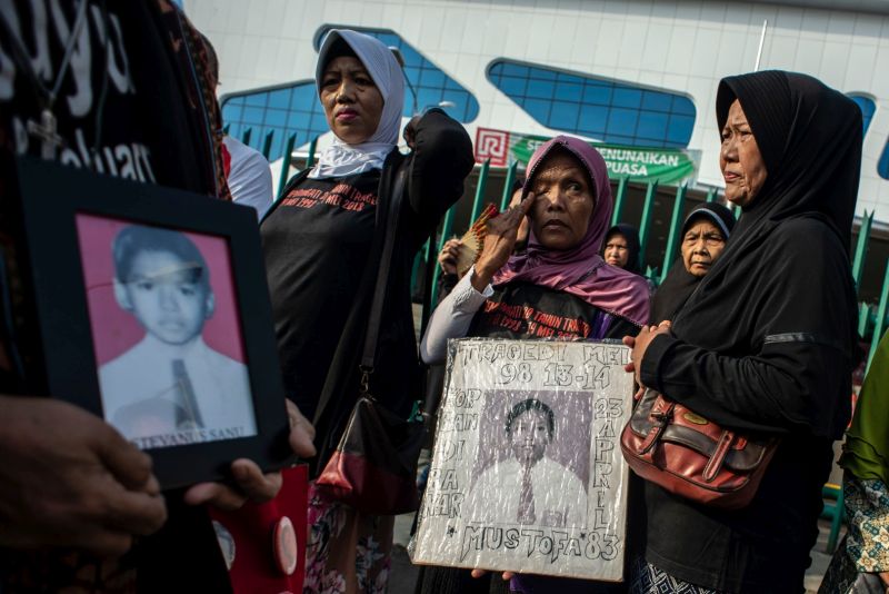 Sejumlah keluarga korban tragedi Mei 1998 mengikuti Refleksi 21 Tahun Tragedi Mei 1998 di lokasi terjadinya kerusuhan dan pembakaran di Mall Klender, Jakarta, Senin (13/5). /Antara Foto. 