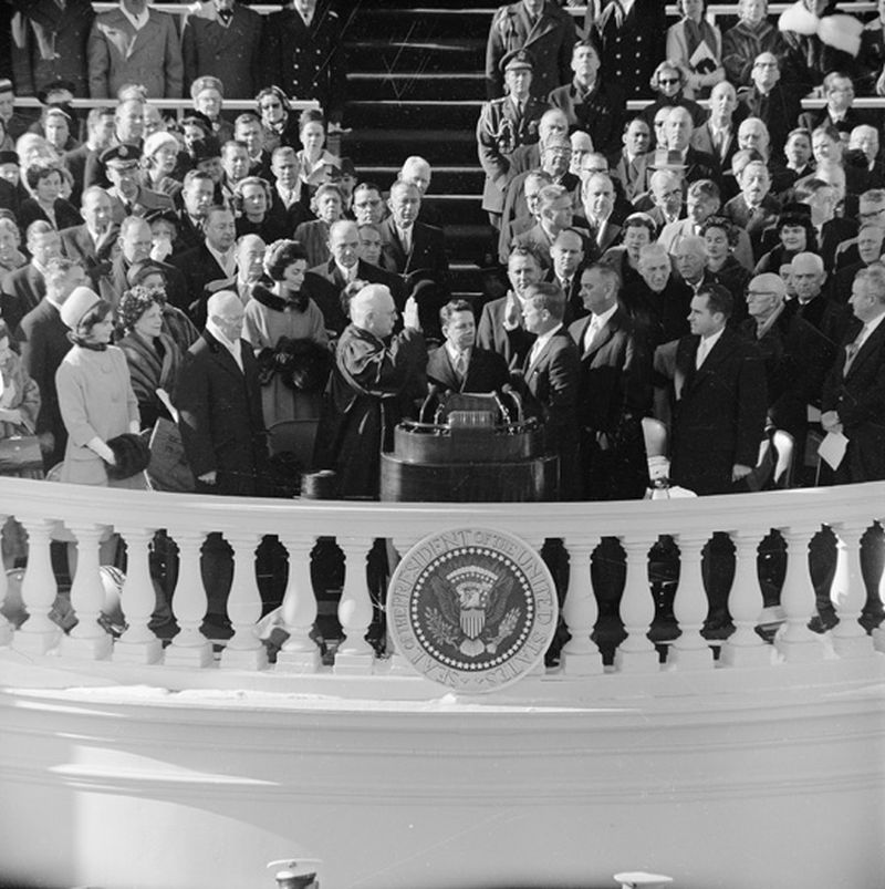 Pembacaan sumpah jabatan John F Kennedy sebagai Presiden Amerika Serikat pada 20 Januari 1961. (commons.wikimedia.org).